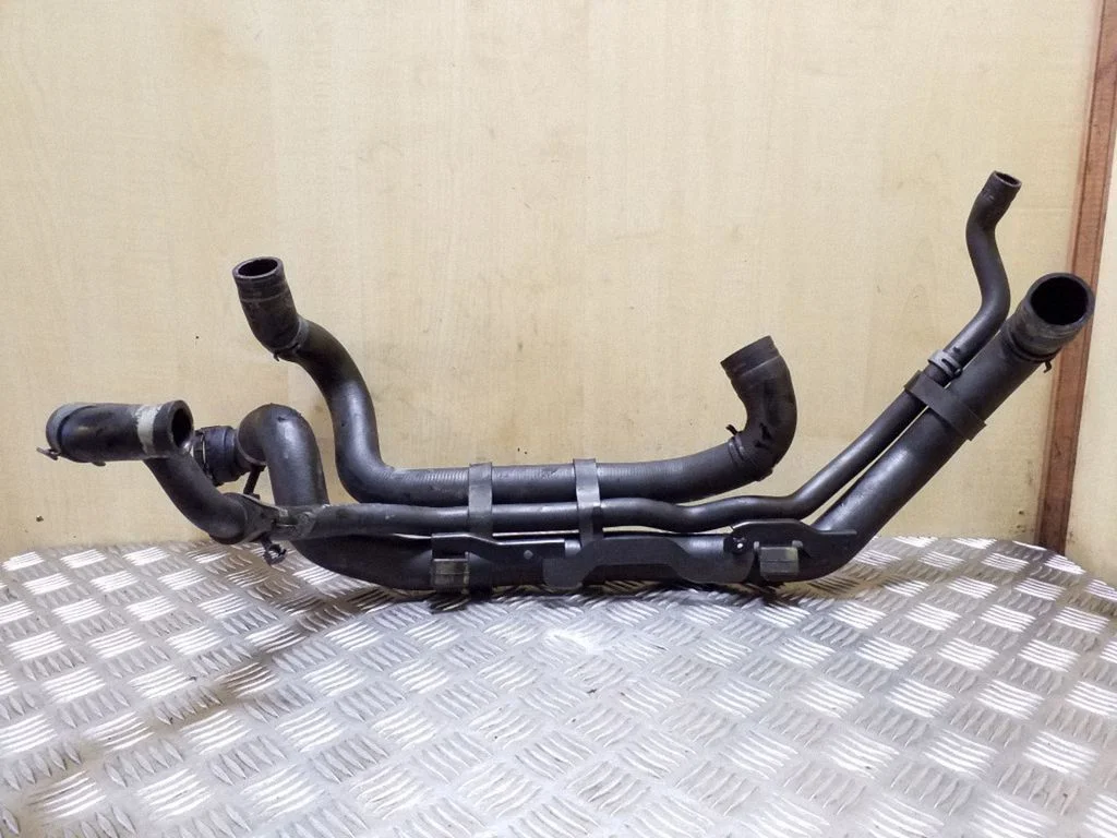 Engine coolant pipe/hose 7P6122101D