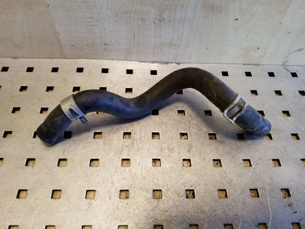 Engine coolant pipe/hose