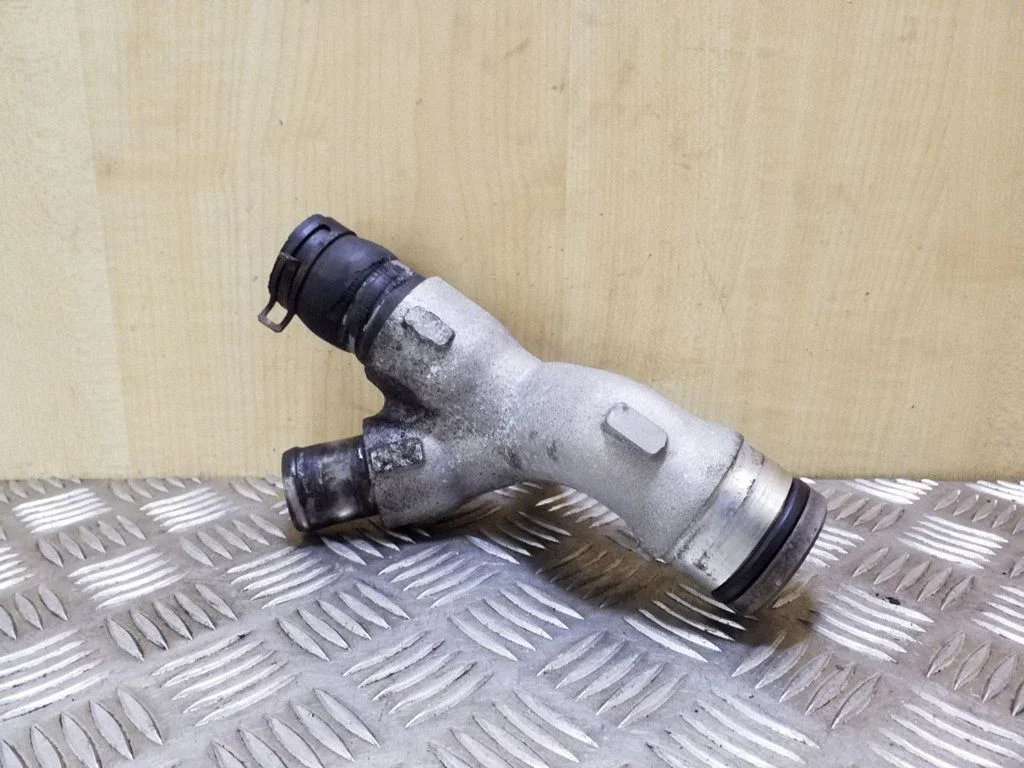 Engine coolant pipe/hose