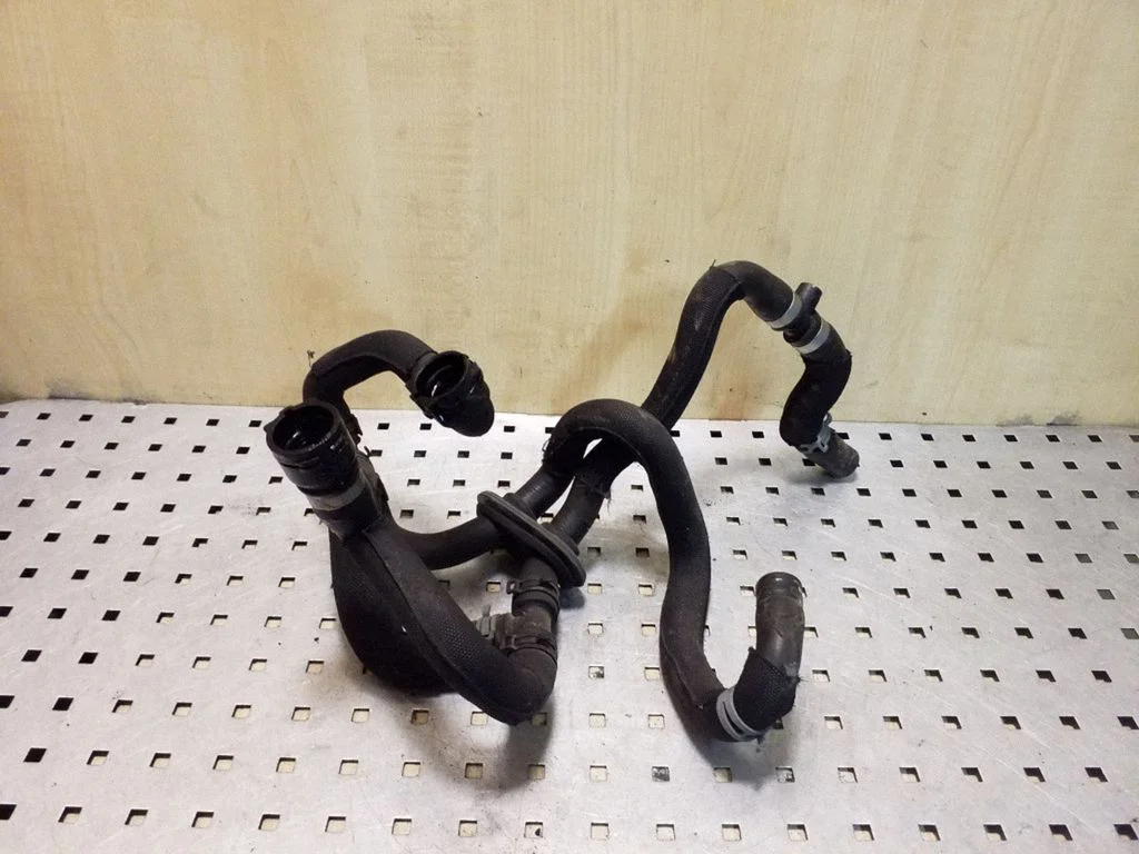 Engine coolant pipe/hose