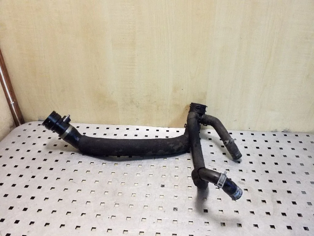 Engine coolant pipe/hose