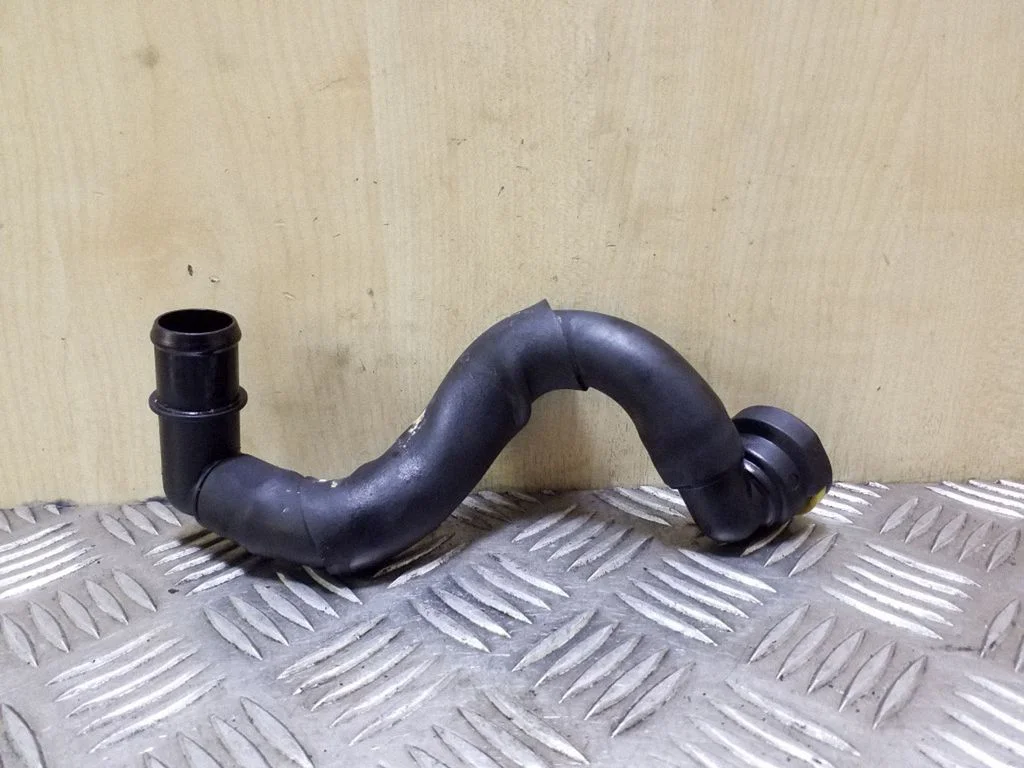 Engine coolant pipe/hose