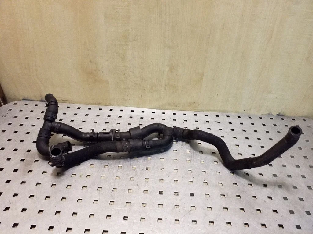Engine coolant pipe/hose