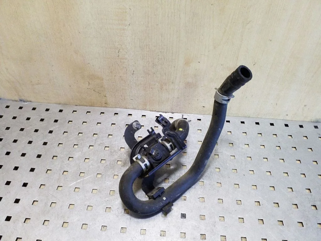 Engine coolant pipe/hose