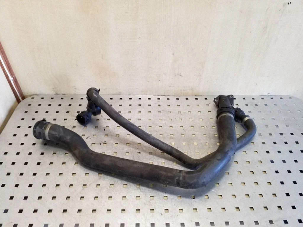 Engine coolant pipe/hose