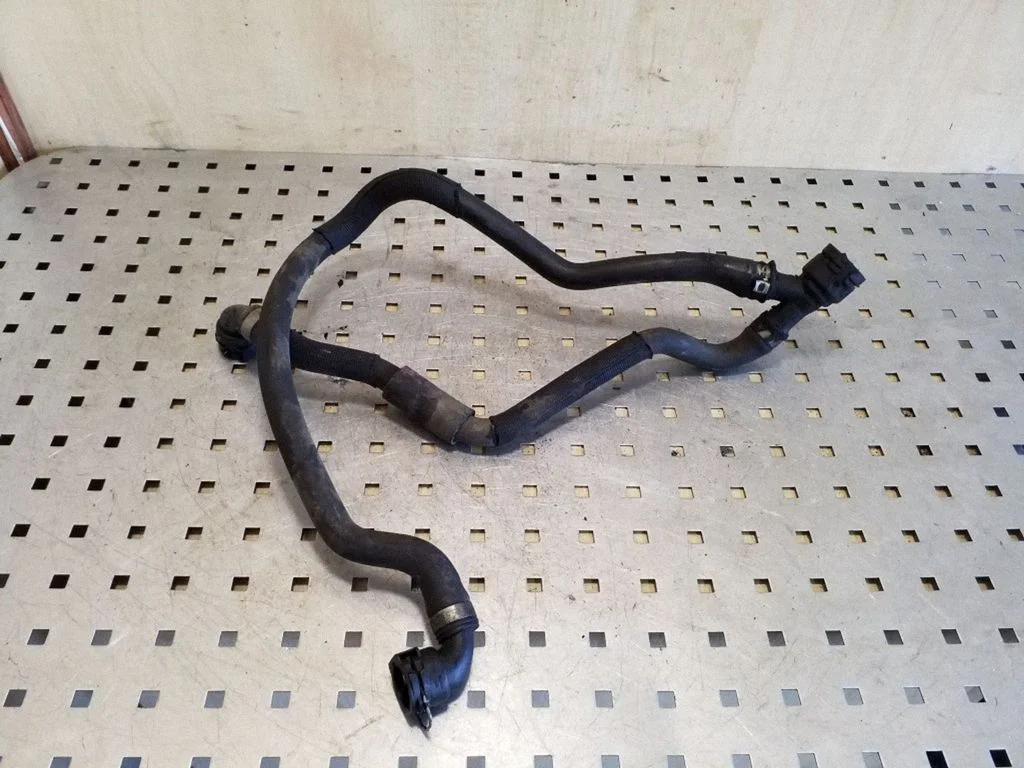 Engine coolant pipe/hose