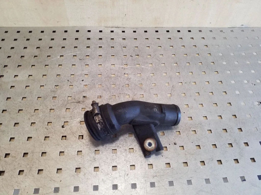 Engine coolant pipe/hose