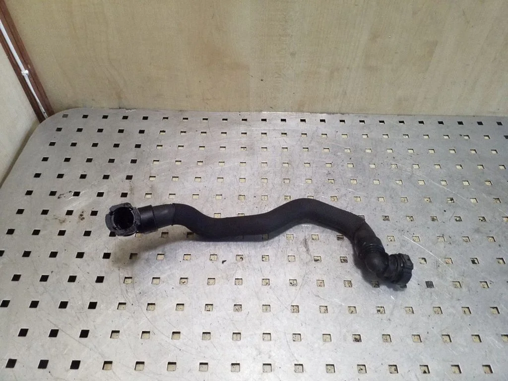 Engine coolant pipe/hose