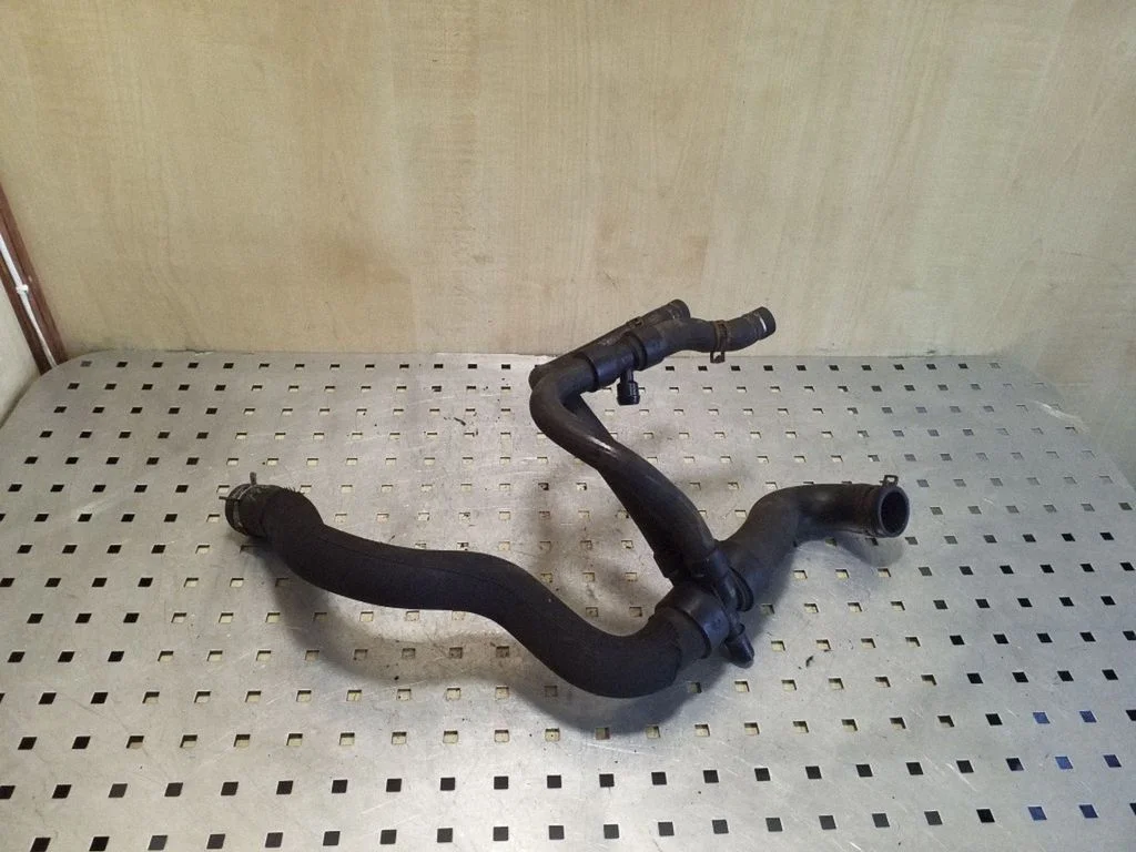 Engine coolant pipe/hose