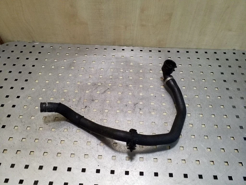 Engine coolant pipe/hose