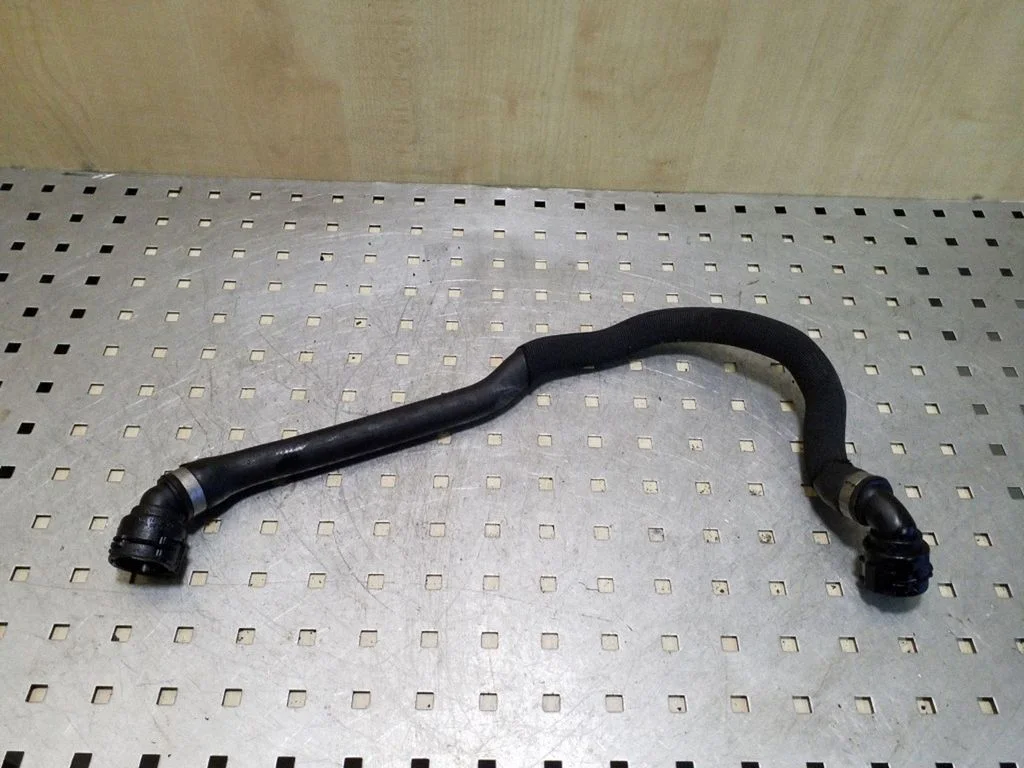 Engine coolant pipe/hose