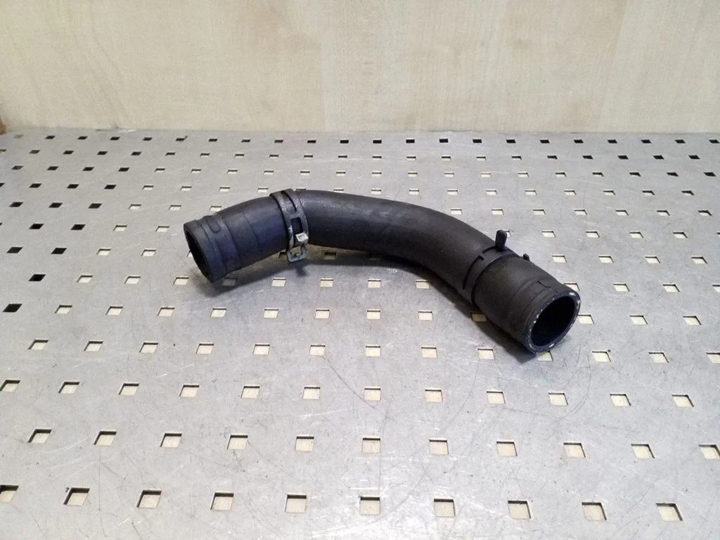 Engine coolant pipe/hose