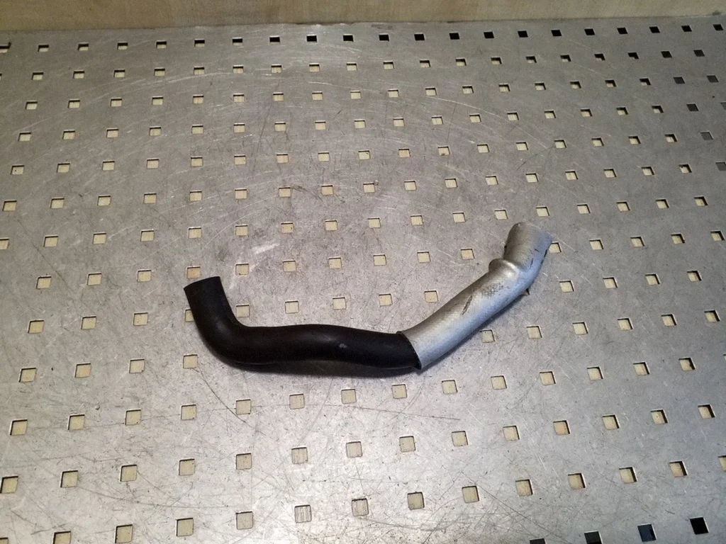 Engine coolant pipe/hose