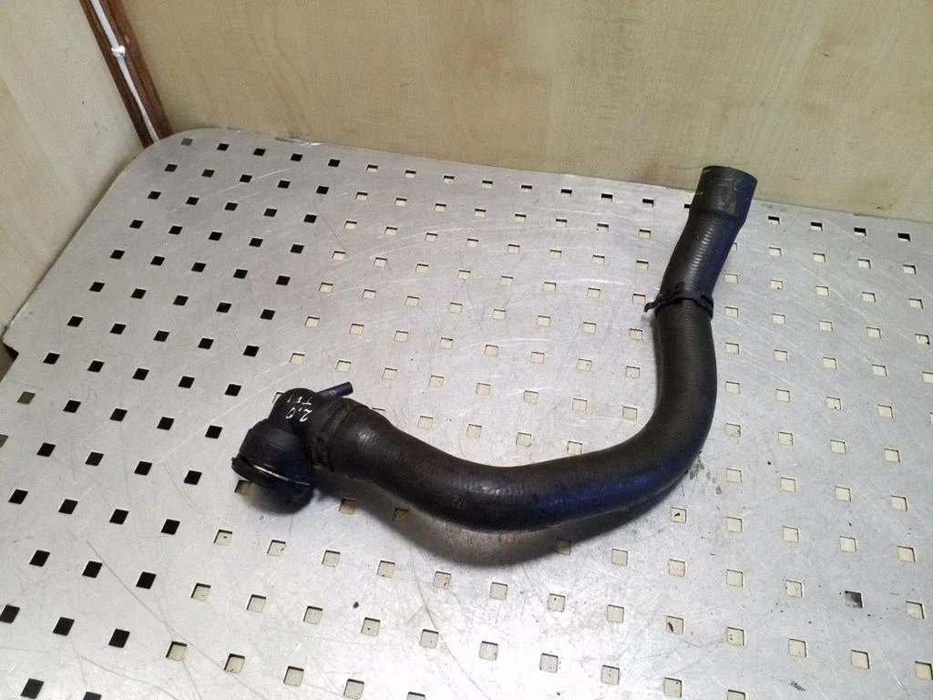 Engine coolant pipe/hose