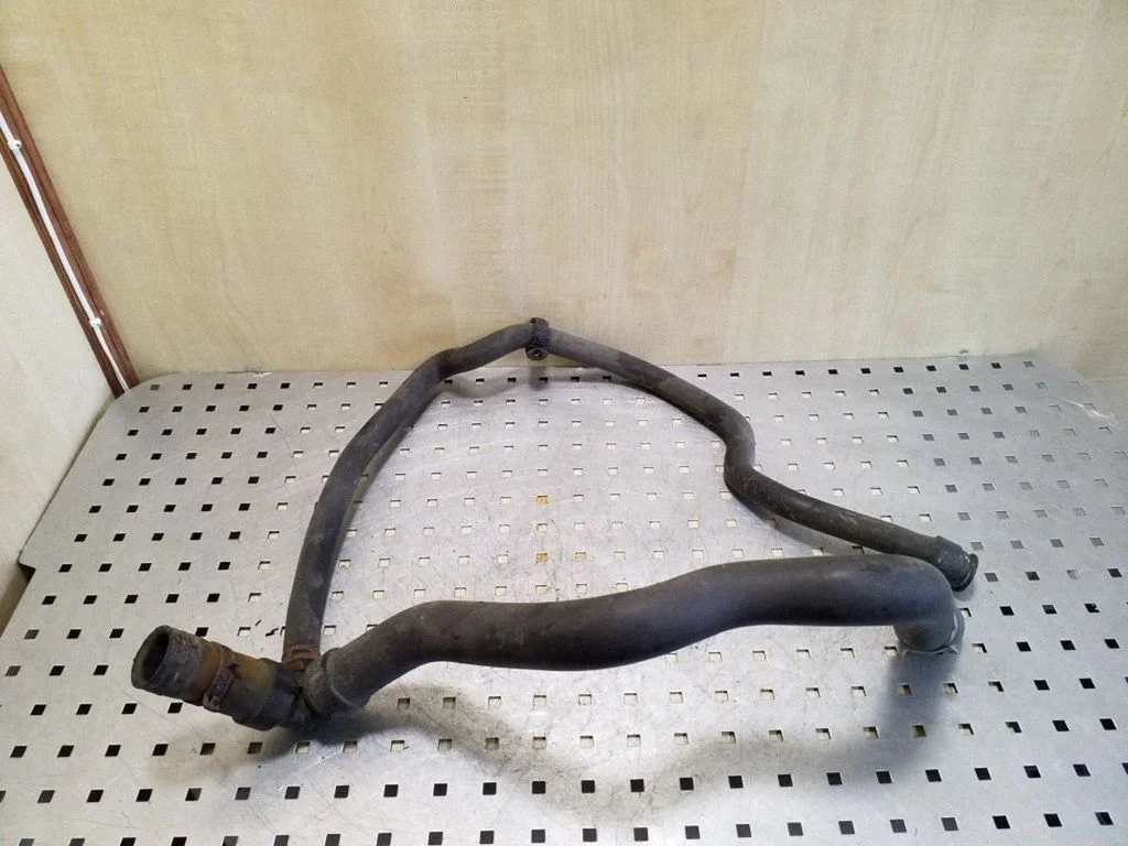 Engine coolant pipe/hose