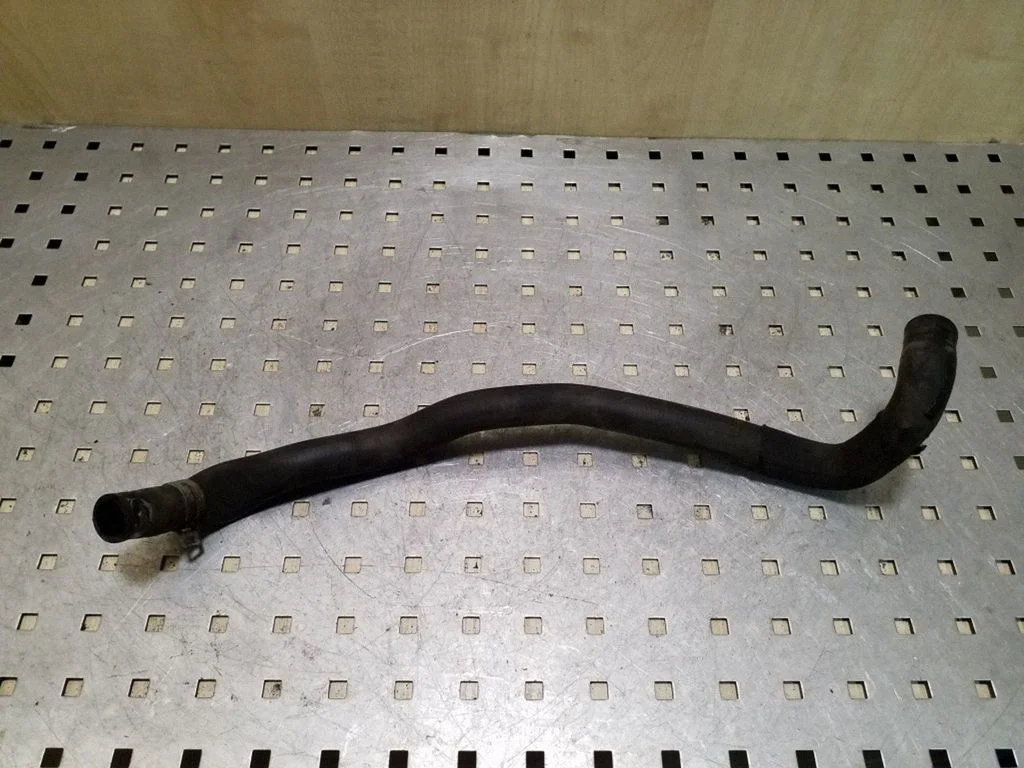 Engine coolant pipe/hose