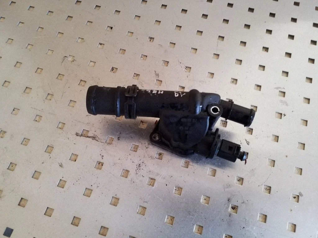 Engine coolant pipe/hose 03G121132B