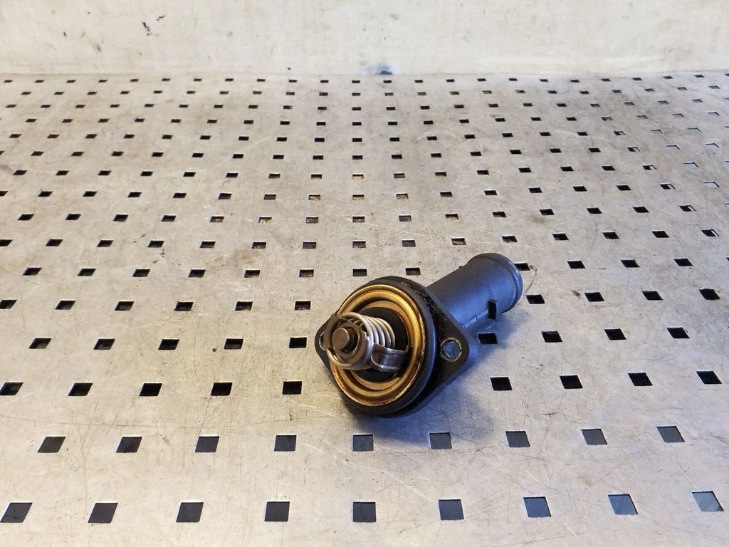 Thermostat/thermostat housing 045121121A