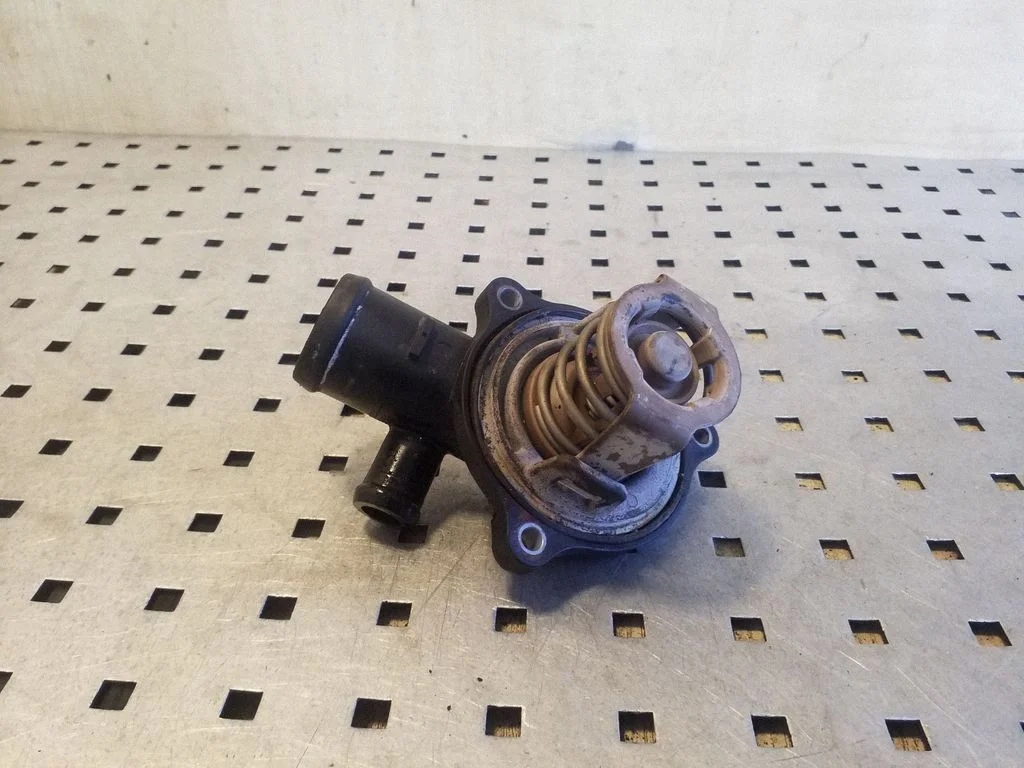 Thermostat/thermostat housing 059121111N
