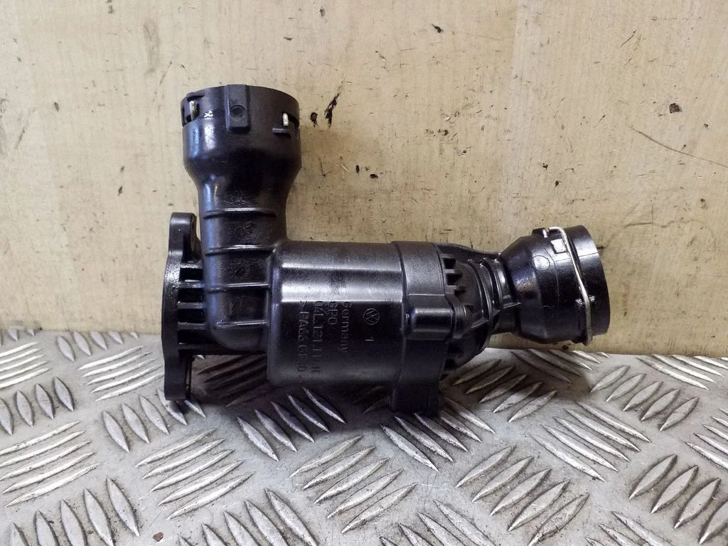 Thermostat/thermostat housing 04L121111H