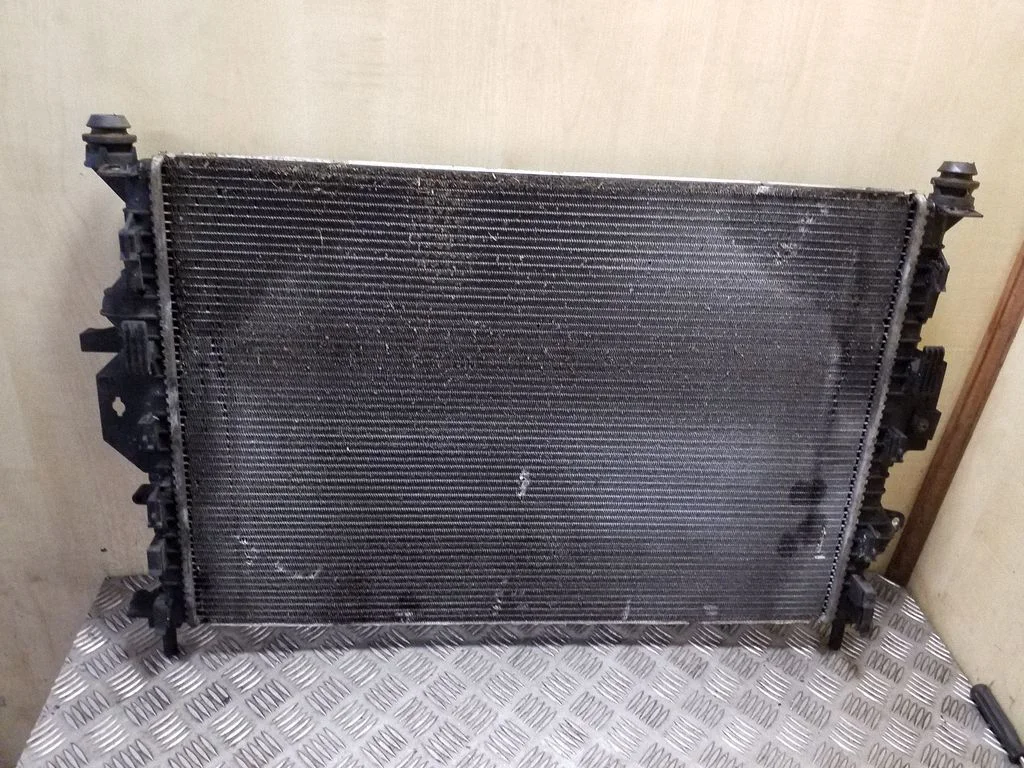 Jahutusvedeliku radiaator 8V4119710AB