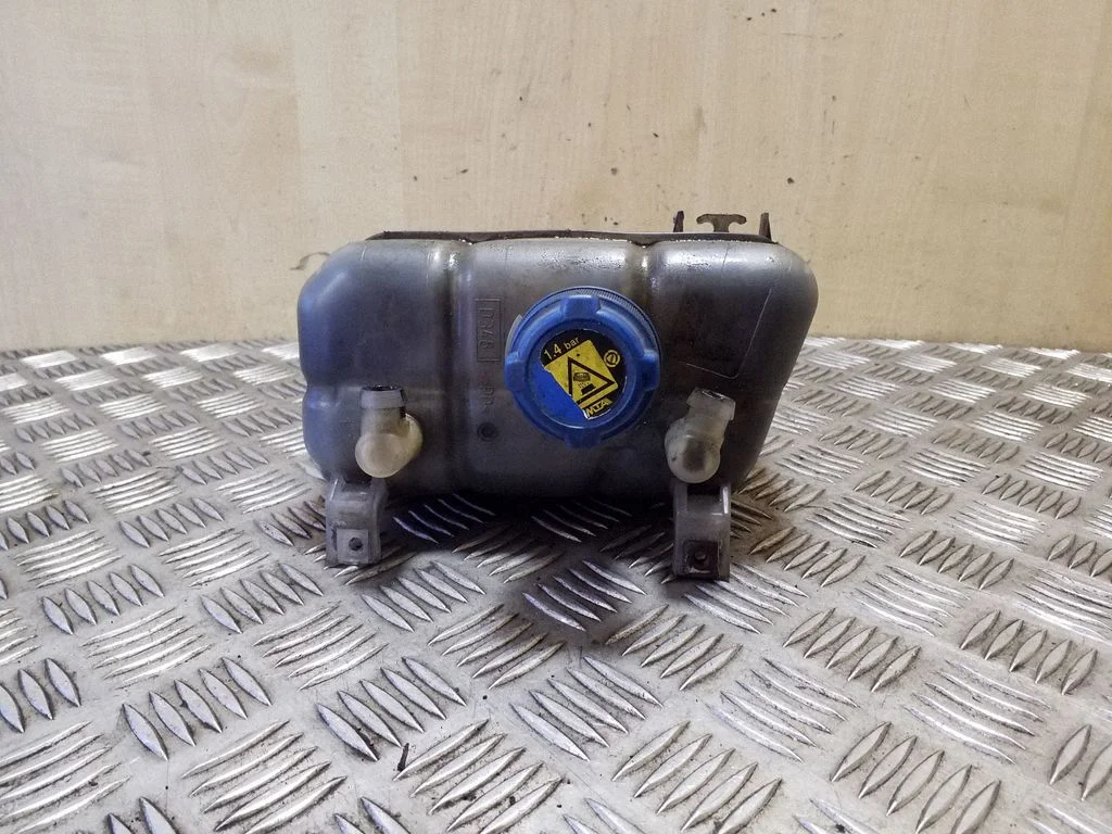 Coolant expansion tank/reservoir