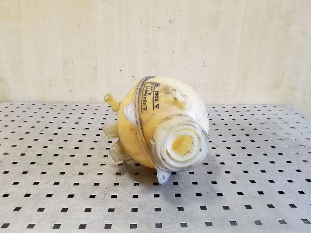 Coolant expansion tank/reservoir 7M3121407A