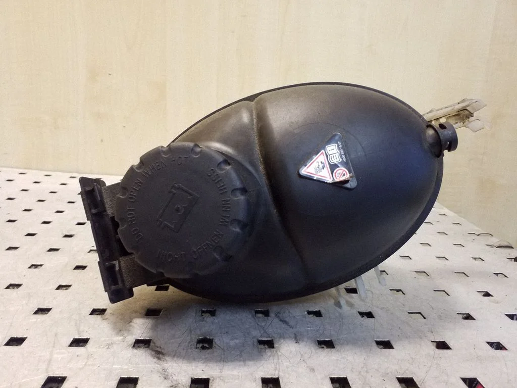 Coolant expansion tank/reservoir A2045000549