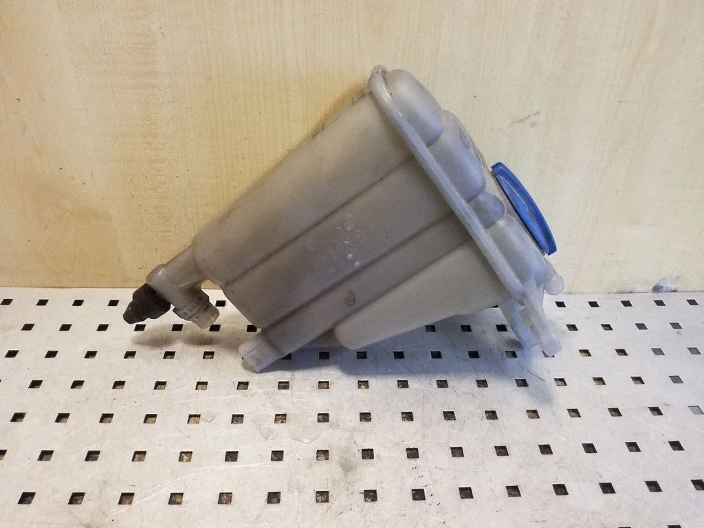 Jahutusvedeliku paisupaak 8K0121403G