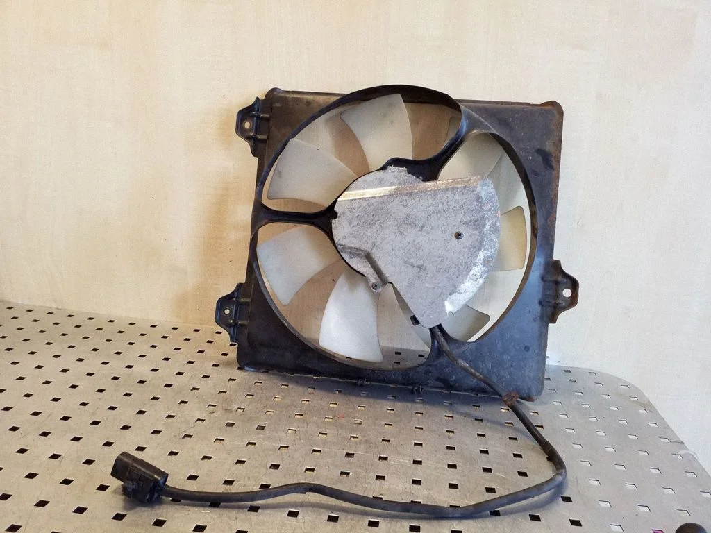 Radiator cooling fan shroud