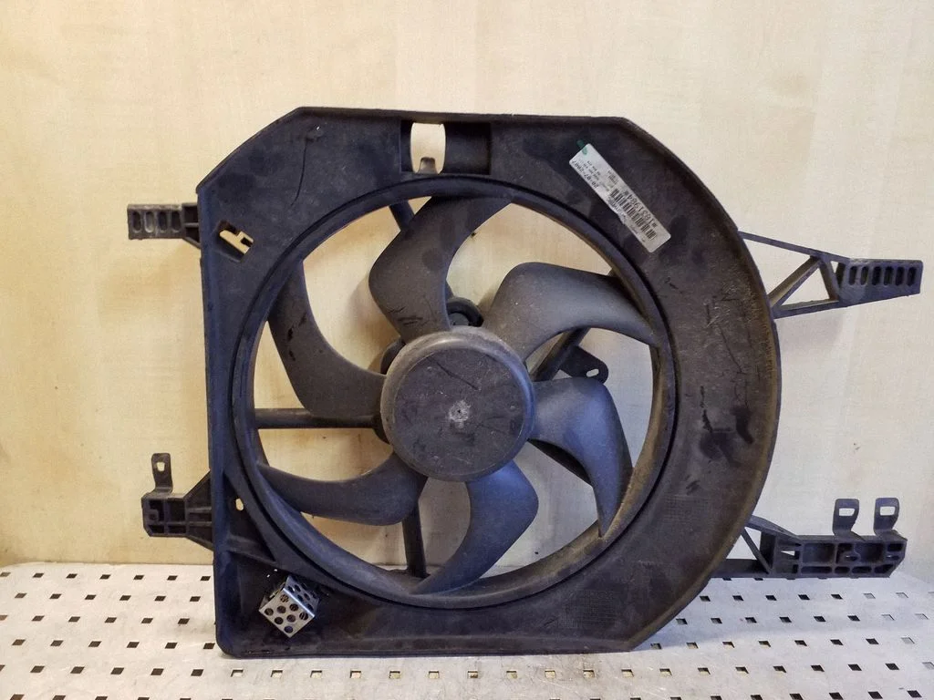 Radiator cooling fan shroud 8200662039