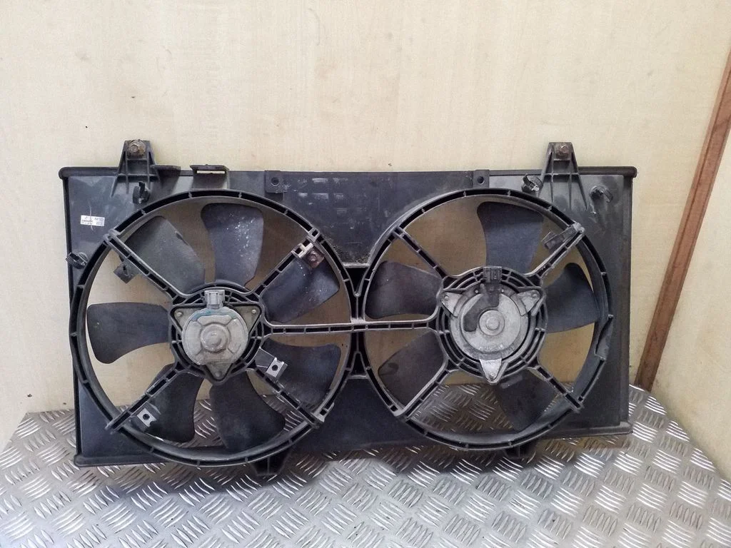 Radiator cooling fan shroud