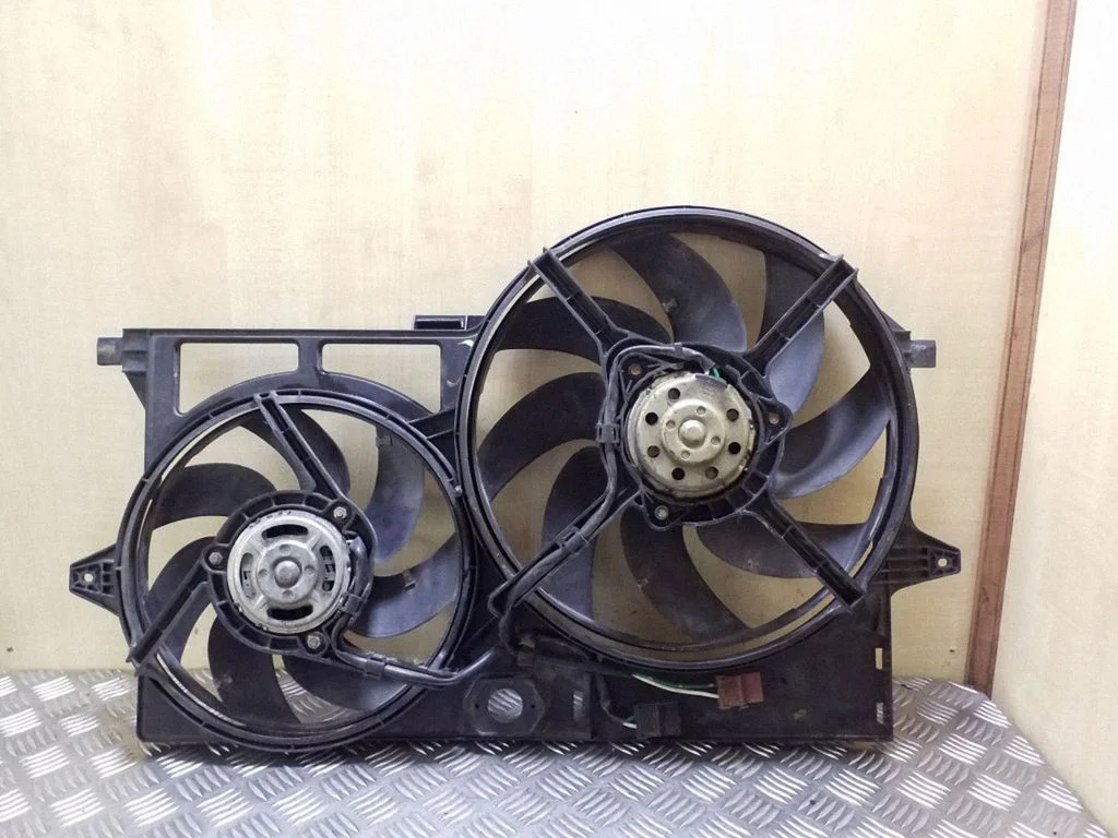 Radiator cooling fan shroud 8240141