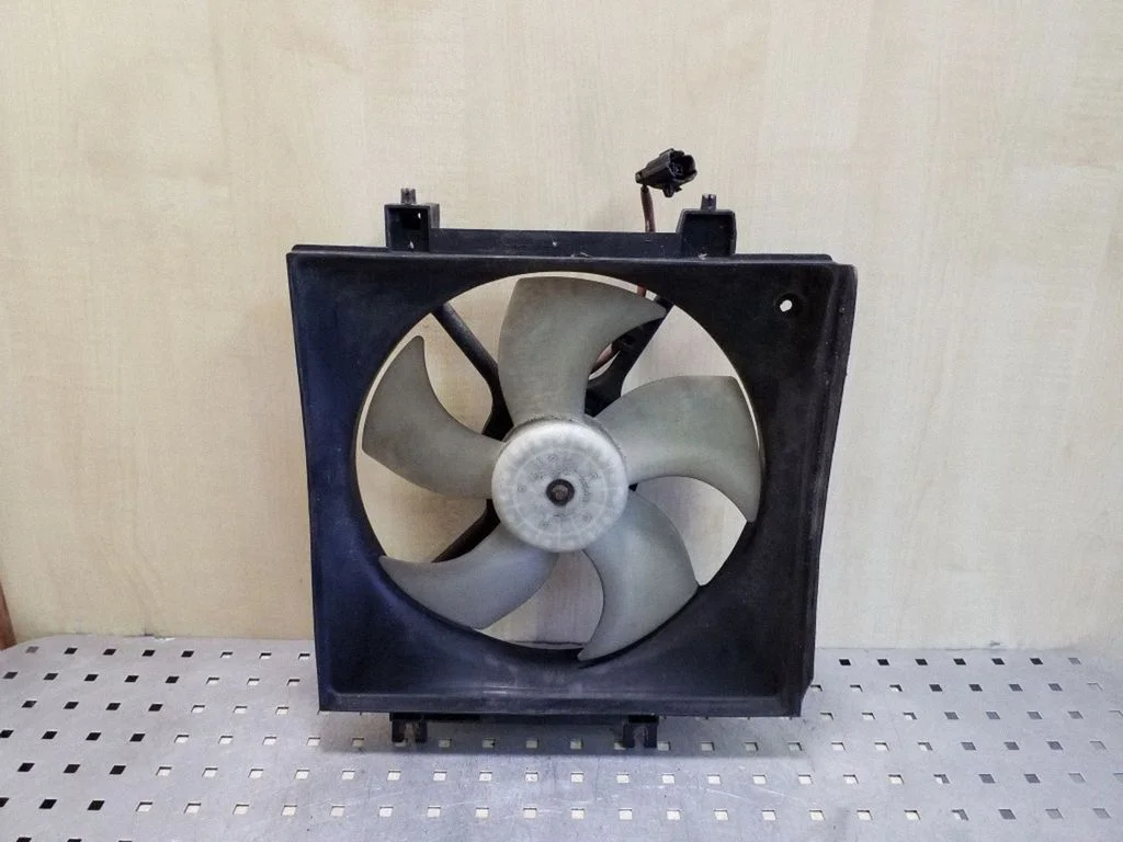 Radiator cooling fan shroud