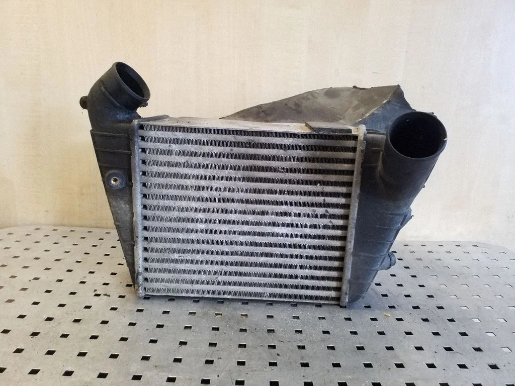 Vahejahuti radiaator 4A0145805E