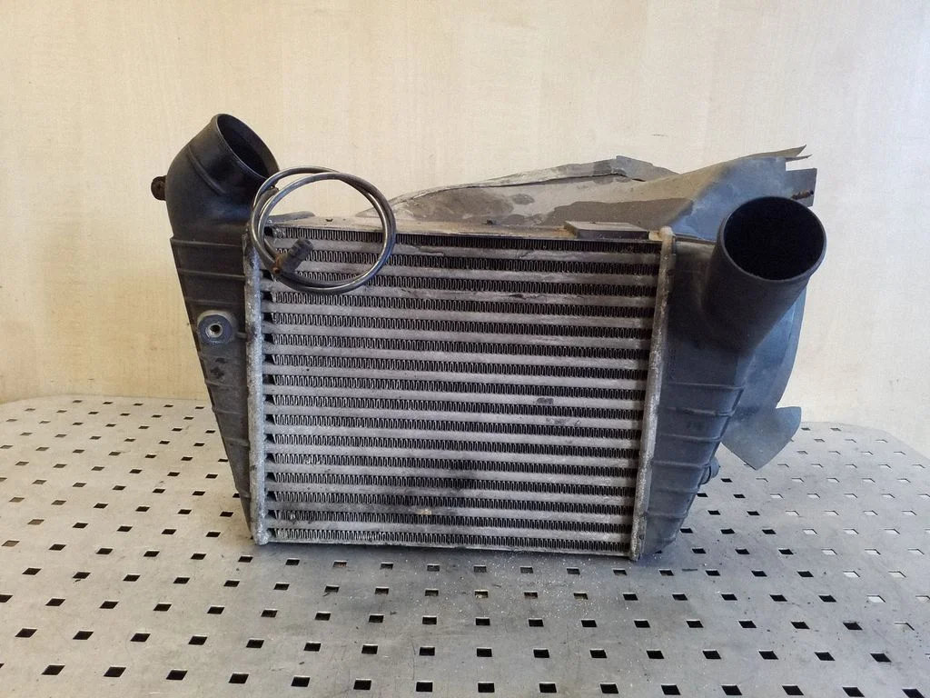 Vahejahuti radiaator 4A0145805K