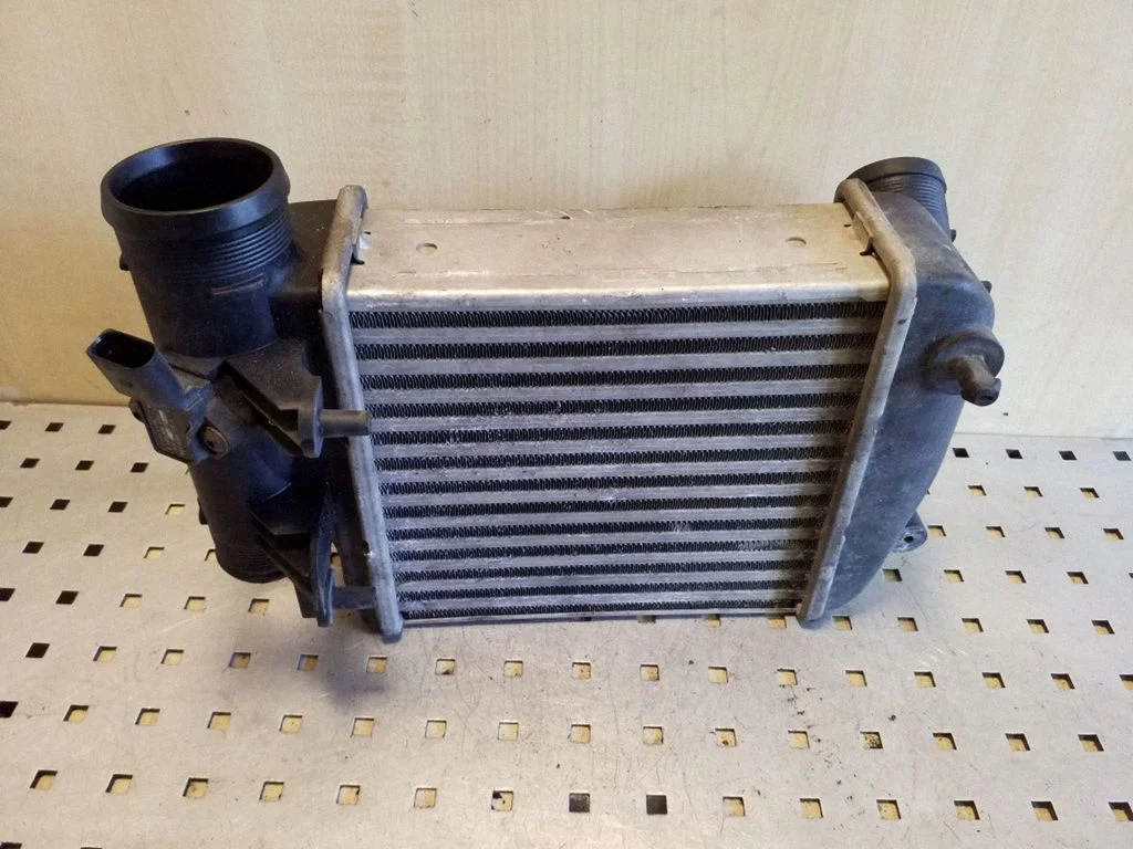 Vahejahuti radiaator 4F0145805E