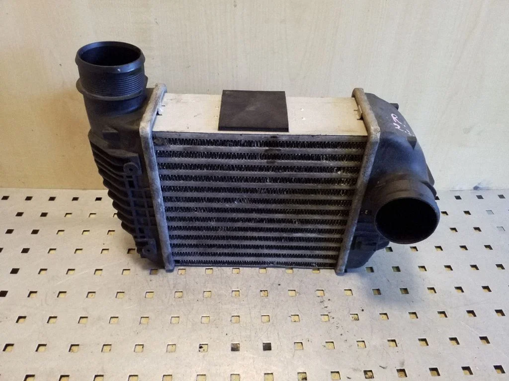 Vahejahuti radiaator 4F0145806R