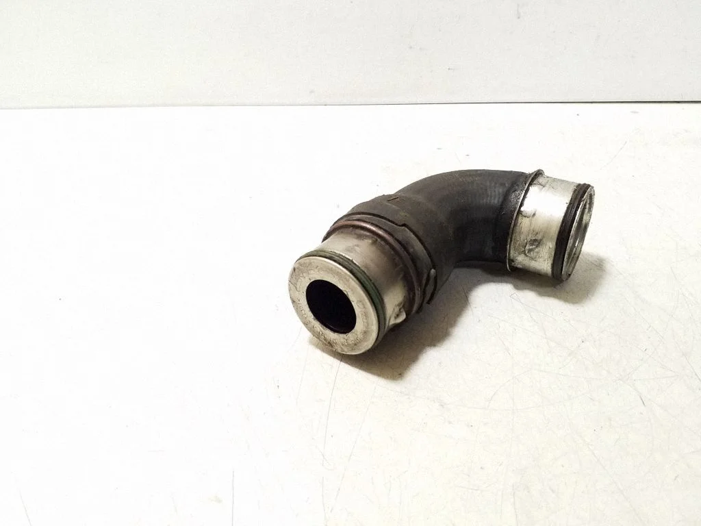 Vahejahuti voolik (-ud)/ toru (-d) 1T0145790B