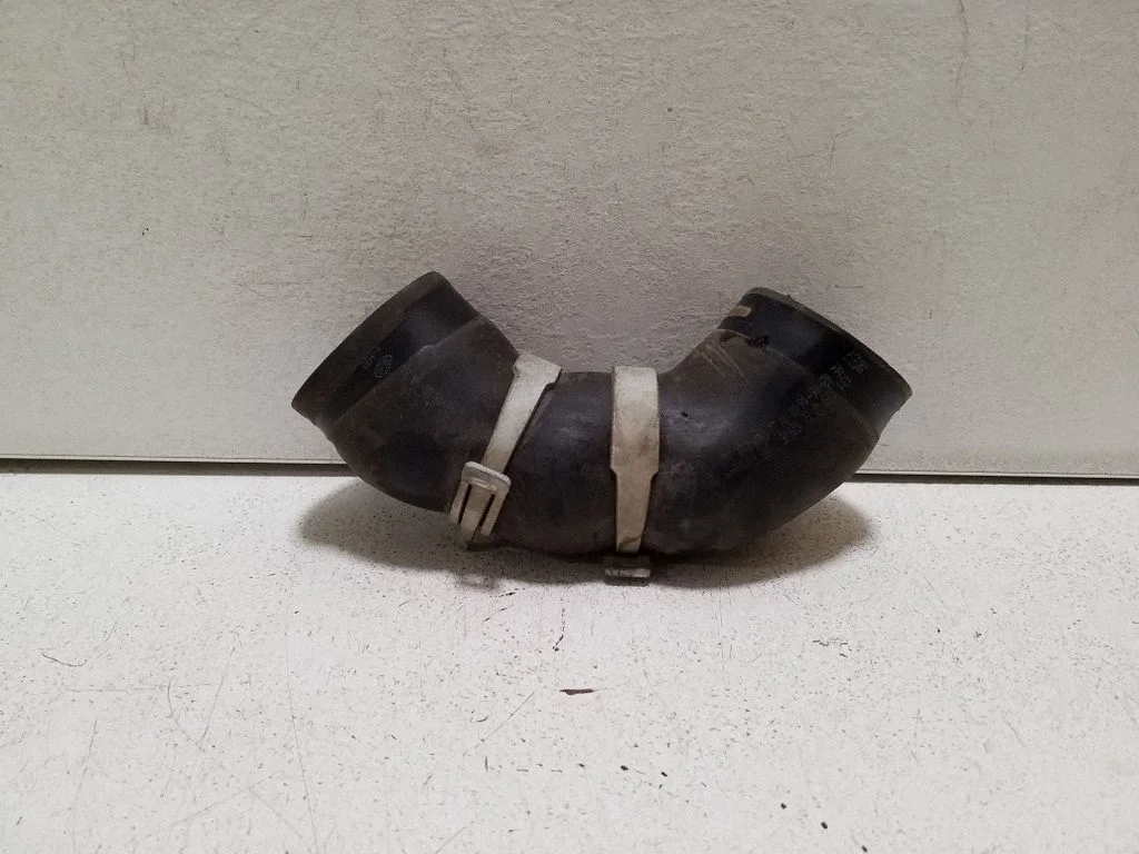Intercooler hose/pipe 04L131525J