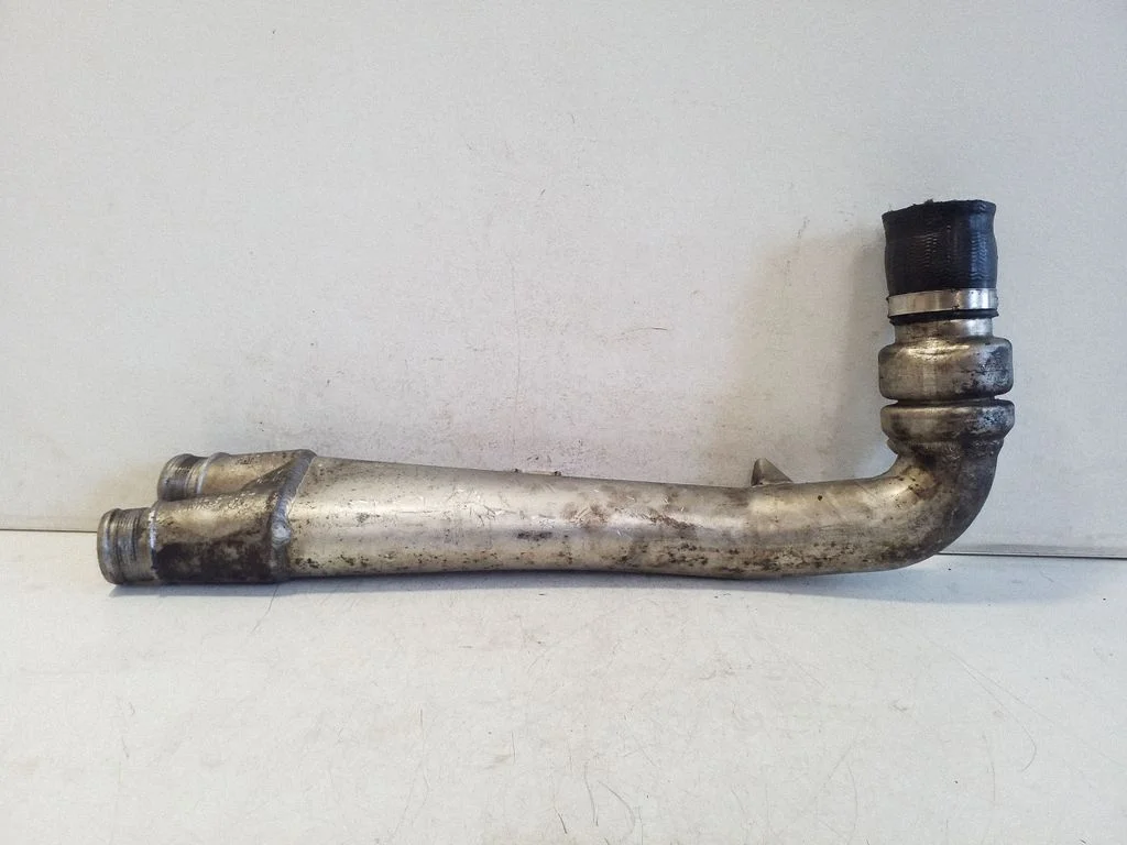 Vahejahuti voolik (-ud)/ toru (-d) 7L6145945J