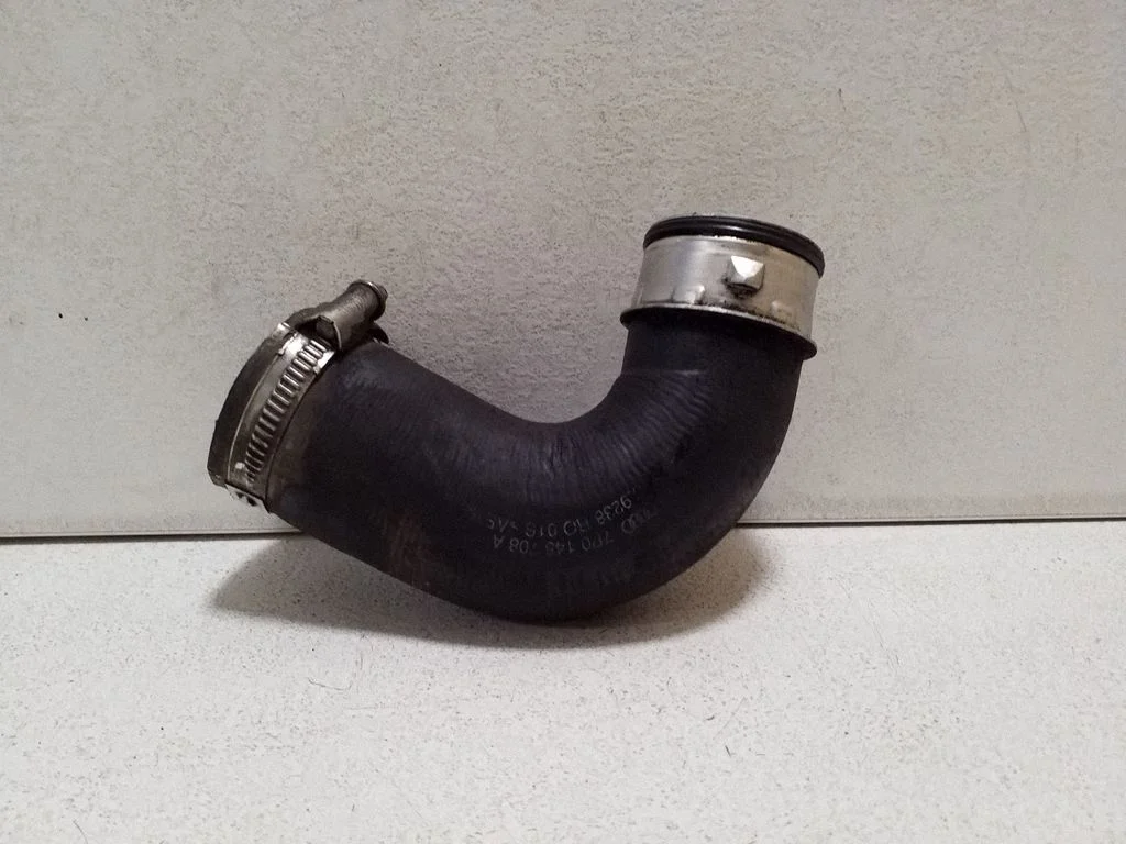 Vahejahuti voolik (-ud)/ toru (-d) 7P0145708A