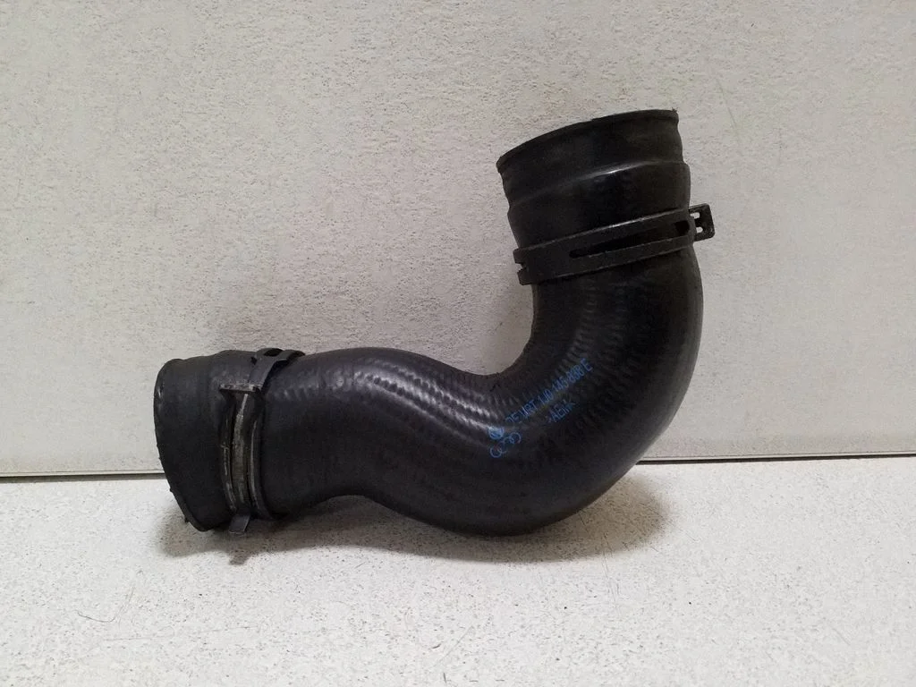 Vahejahuti voolik (-ud)/ toru (-d) 1J0145838E