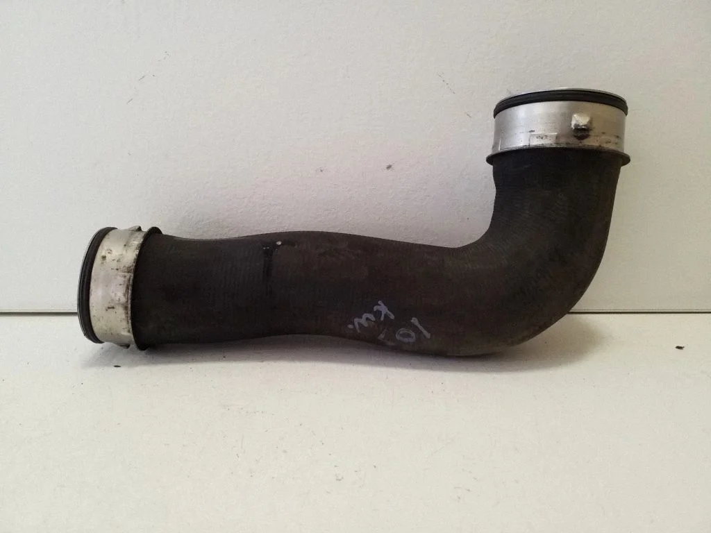 Vahejahuti voolik (-ud)/ toru (-d) 1K0145834L