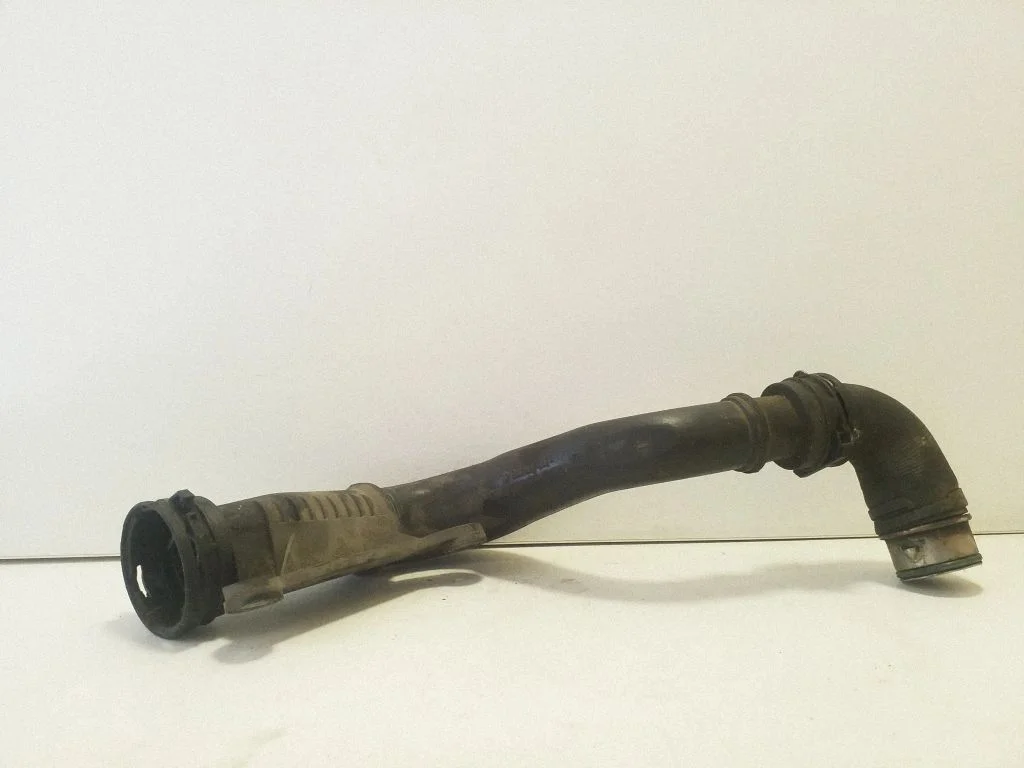 Vahejahuti voolik (-ud)/ toru (-d) 1K0145762