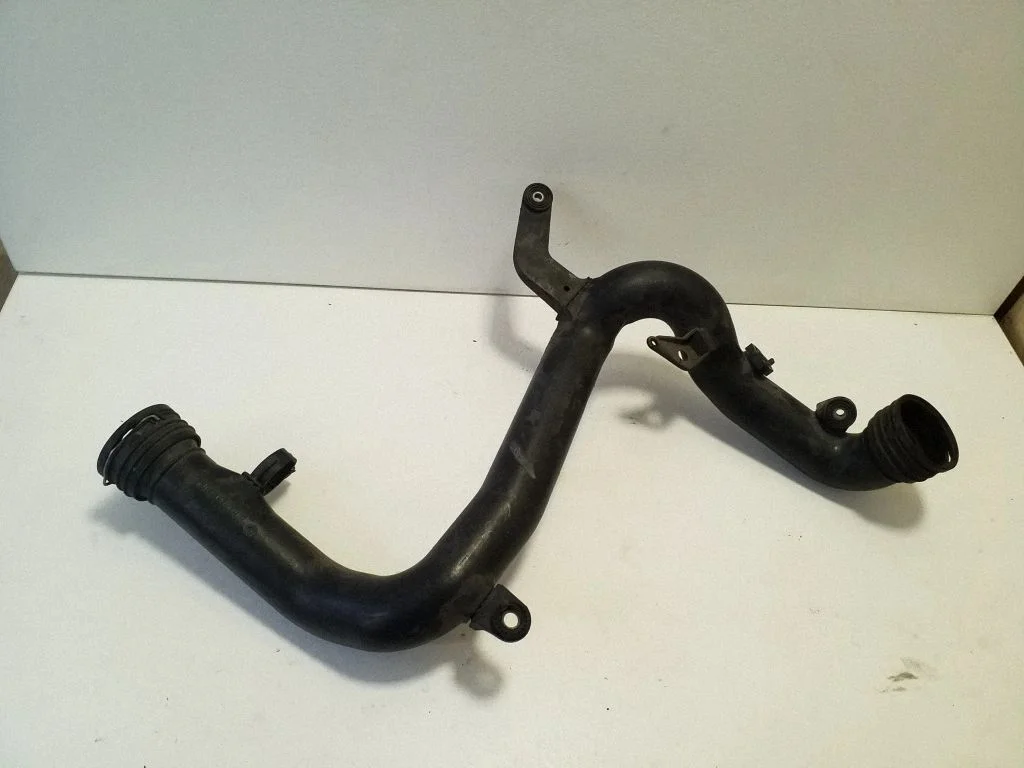 Vahejahuti voolik (-ud)/ toru (-d) 1K0145770B