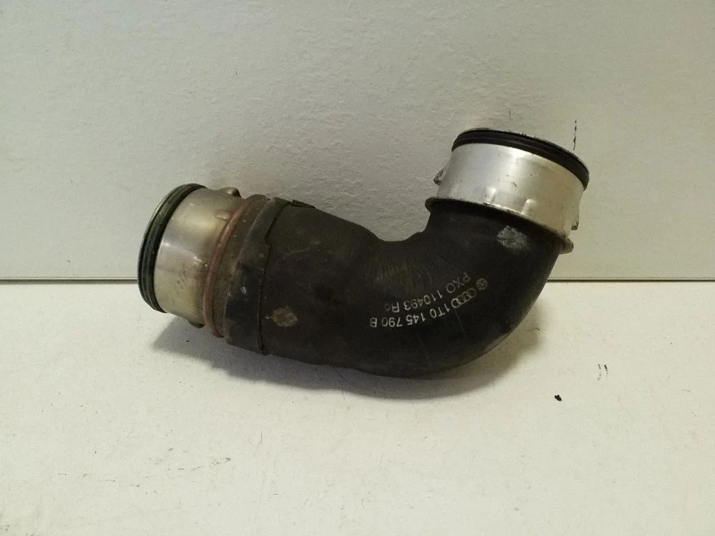 Vahejahuti voolik (-ud)/ toru (-d) 1T0145790B