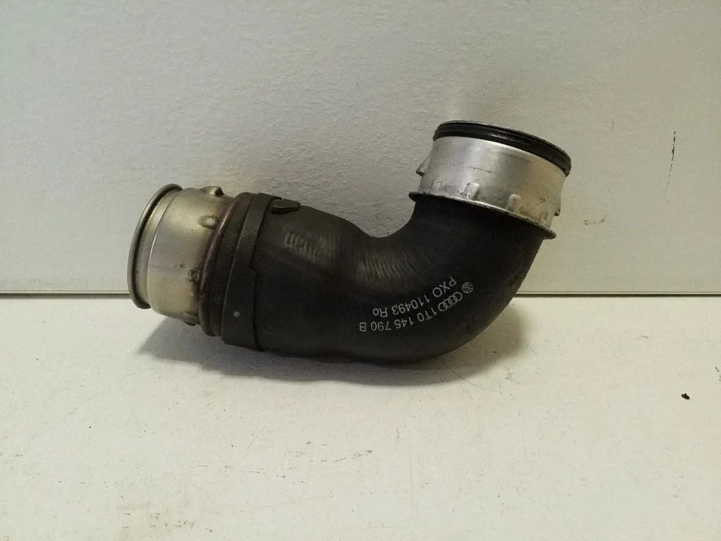 Vahejahuti voolik (-ud)/ toru (-d) 1T0145790B