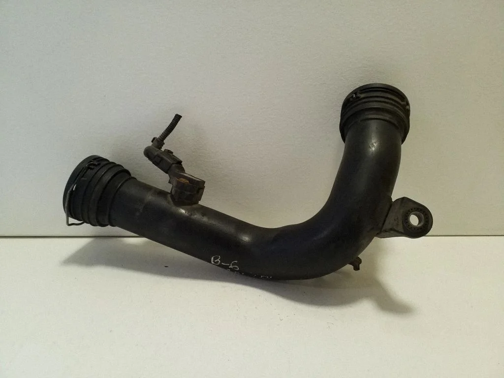 Vahejahuti voolik (-ud)/ toru (-d) 1K0145770D