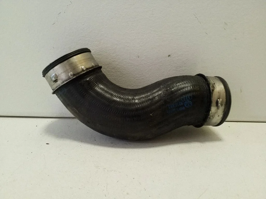 Vahejahuti voolik (-ud)/ toru (-d) 1K0145838D